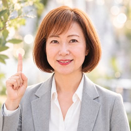 人差し指を立てて笑顔の益田千穂