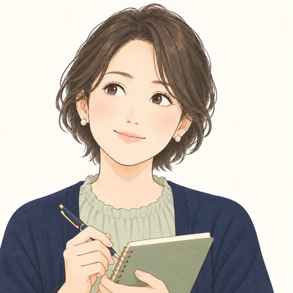 ノートを手にほほえむ女性